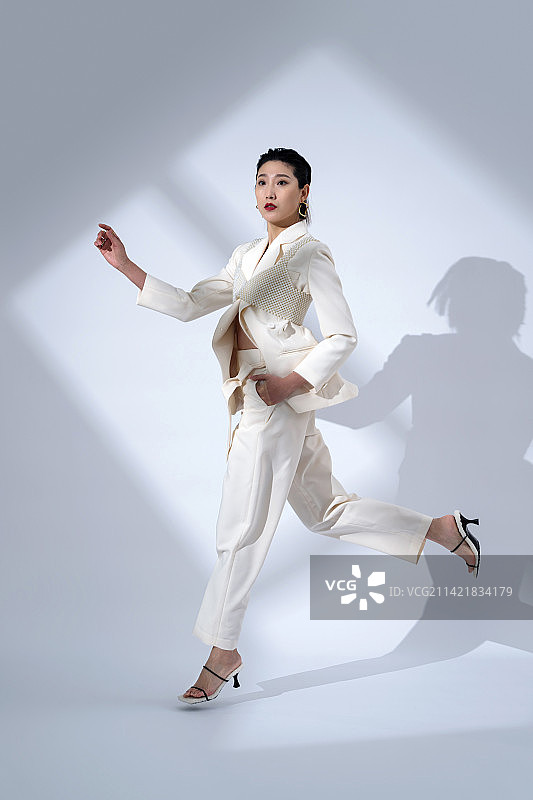 时尚的青年女人图片素材