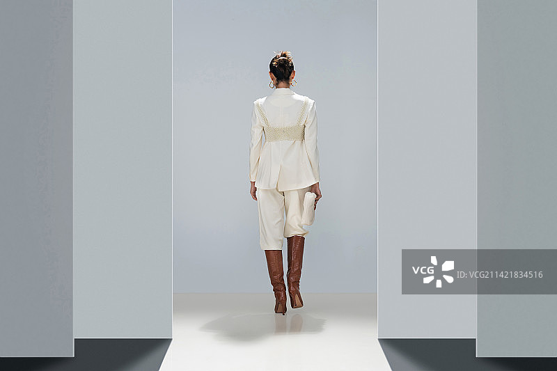 时尚秀场上时装模特的背影图片素材