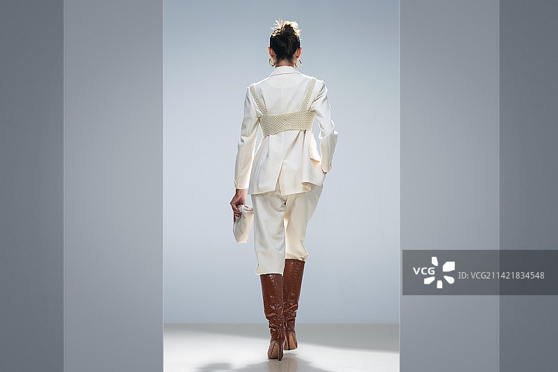 时尚秀场上时装模特的背影图片素材