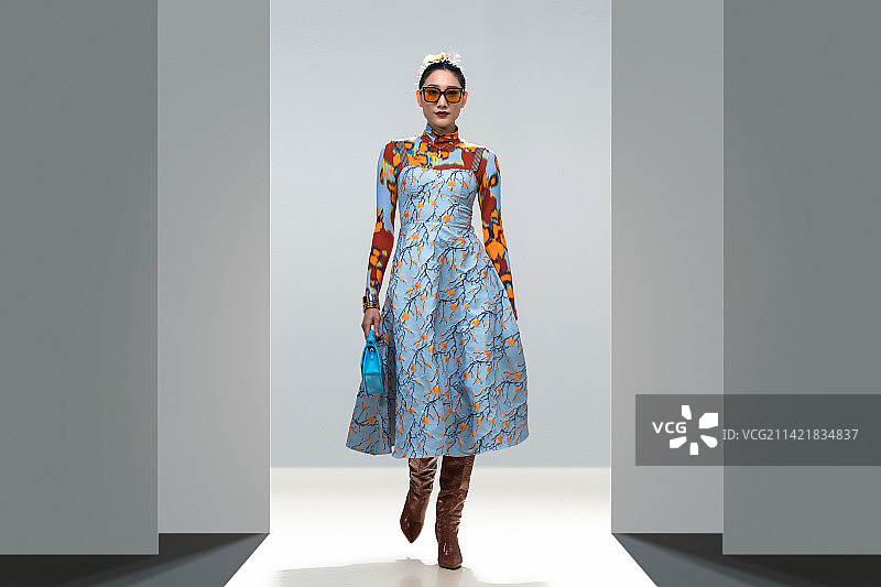 时尚秀场上的时装模特图片素材