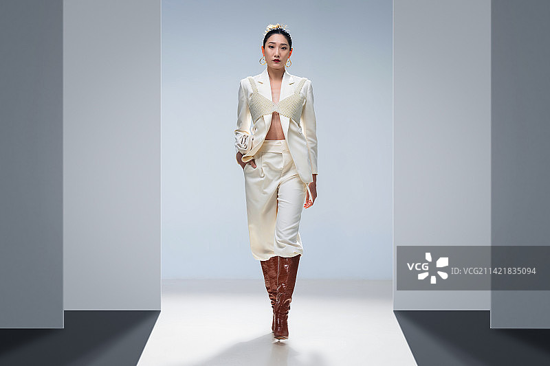 时尚秀场上的时装模特图片素材