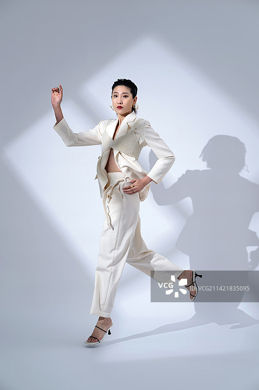 时尚的青年女人图片素材