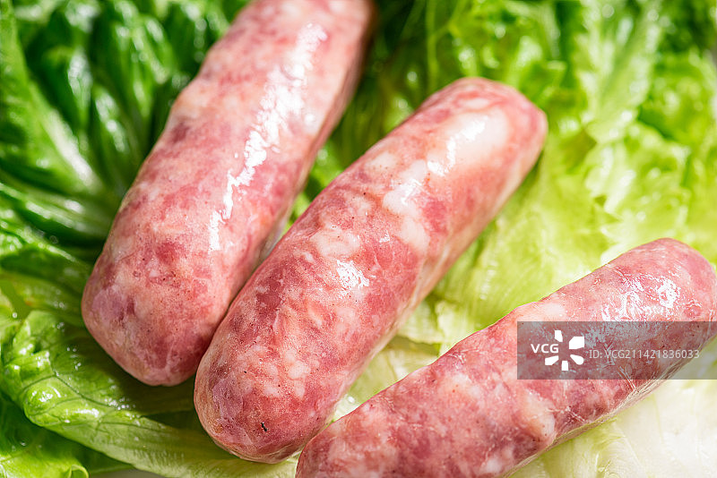 放在生菜叶子上的肉肠图片素材