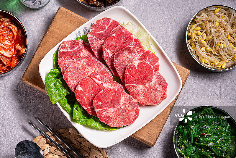 放在生菜叶子上的厚切牛舌图片素材