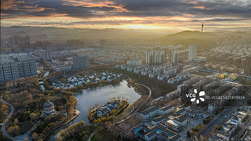 航拍夕阳下的肥城范蠡公园图片素材