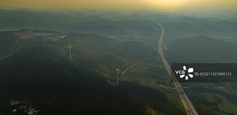 航拍山东肥城境内的青兰高速图片素材