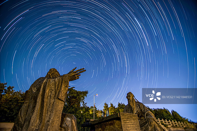 星空下孔子与左丘明对弈图图片素材