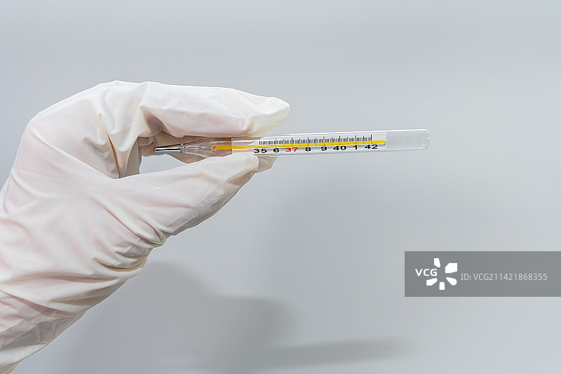 一个医生拿着温度计图片素材