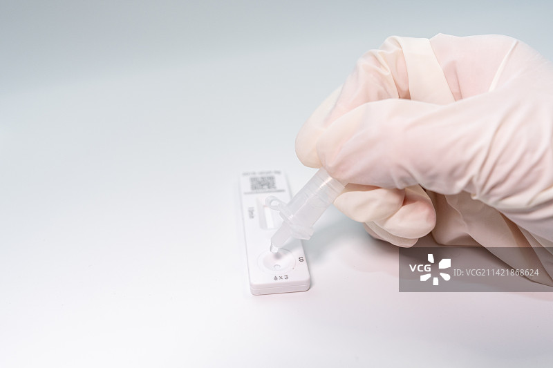 一个医生在检测抗原 阴性图片素材