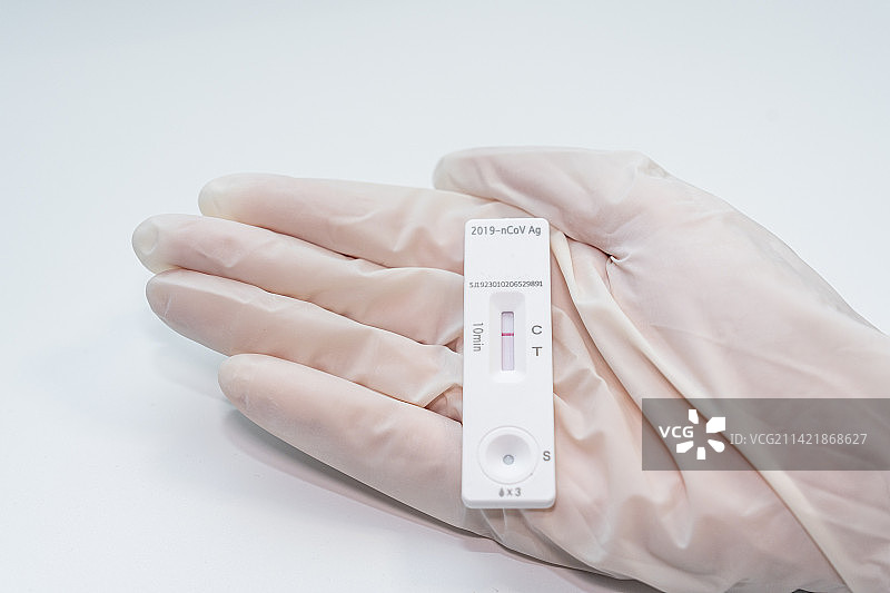 一个医生在检测抗原 阴性图片素材