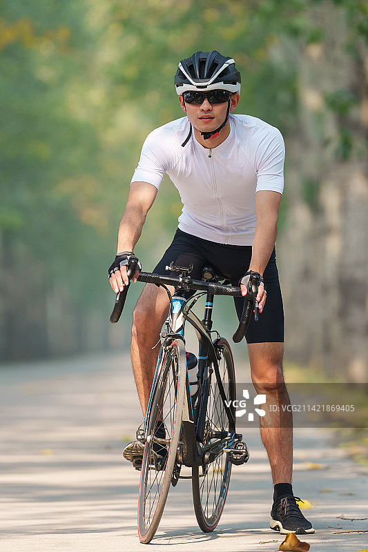 在户外骑行的青年人图片素材