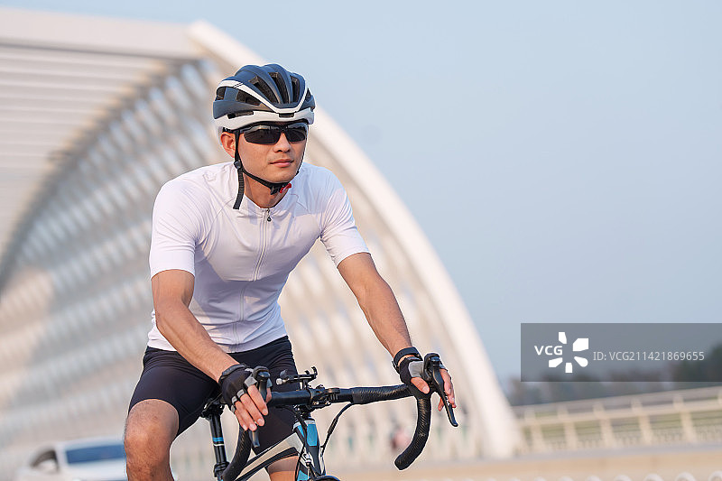 在户外骑行的青年人图片素材
