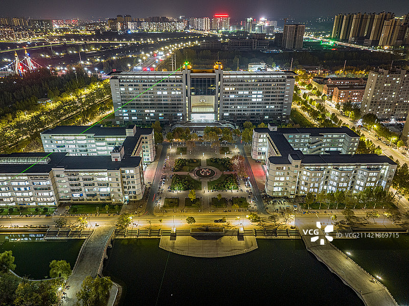 航拍视角的聊城大学校园夜景图图片素材