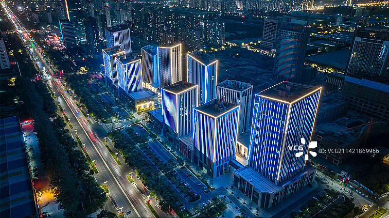 航拍视角的聊城开发区金融中心城市夜景图片素材