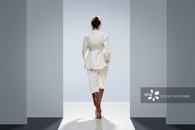 时尚秀场上时装模特的背影图片素材
