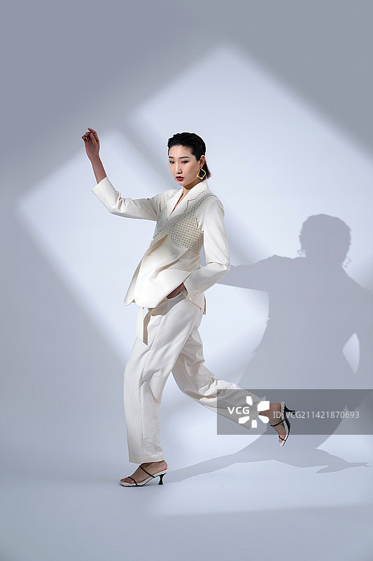 时尚的青年女人图片素材