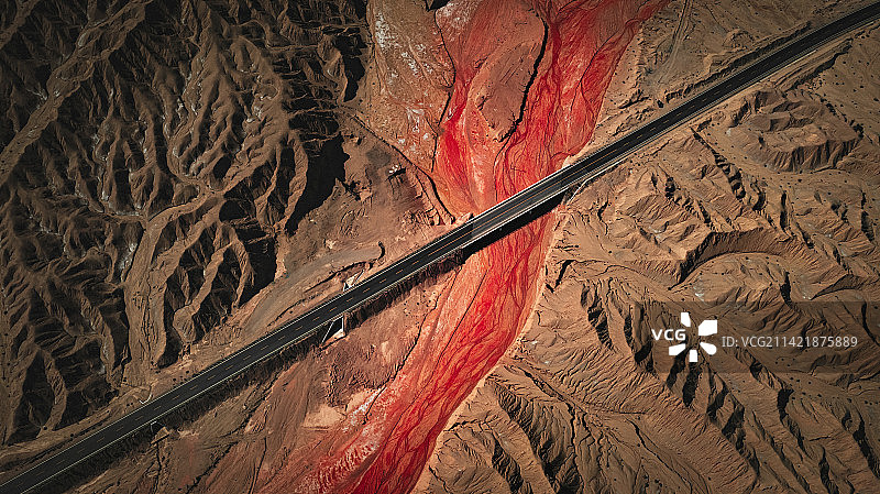 茫崖隔壁上的无人公路图片素材