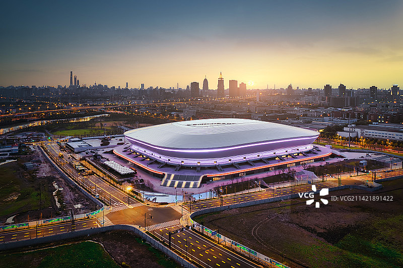 夕阳下的上海浦东足球场图片素材