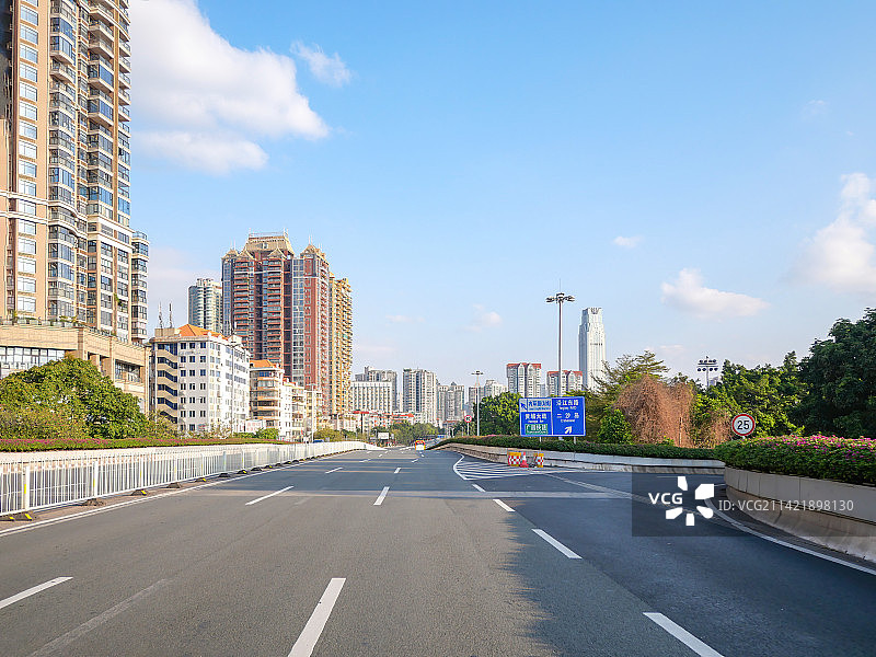 广州都市商务核心区海印桥二沙岛路面拍摄城市崭新柏油多车道高等级向前快速公路道路国际沿海城市广州街景图片素材