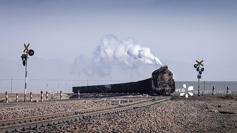 老式蒸汽机车吞云吐雾图片素材