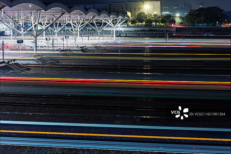 深圳北站夜晚高铁进出站光轨图片素材