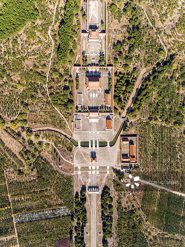 河北省遵化市清东陵定陵咸丰皇帝陵墓户外航拍正上方视角图片素材