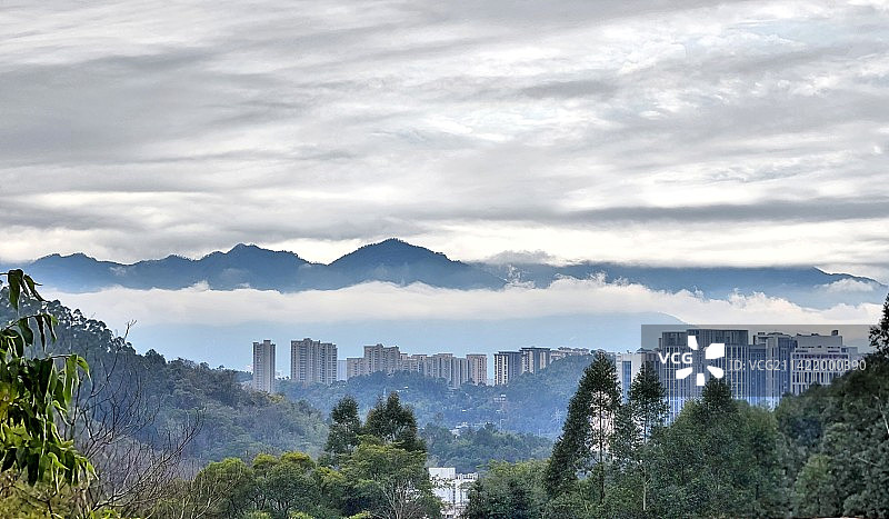 城市远山的哈达云特写图片素材