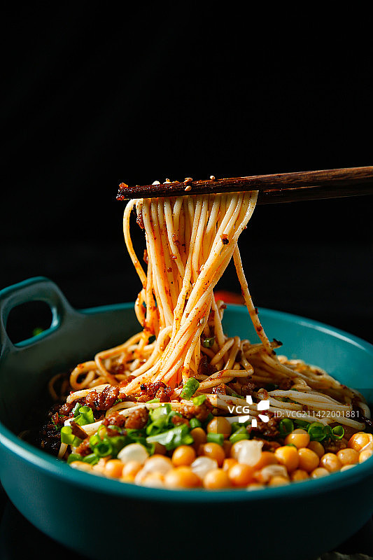 成都担担面 筷子夹起来的正面拍摄美食摄影图片素材