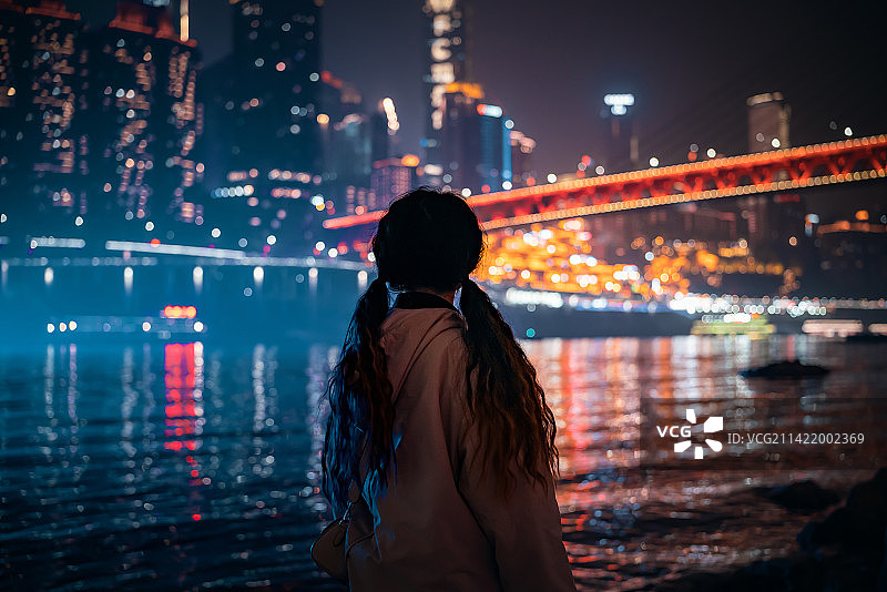 繁华夜景里青春少女的背影图片素材