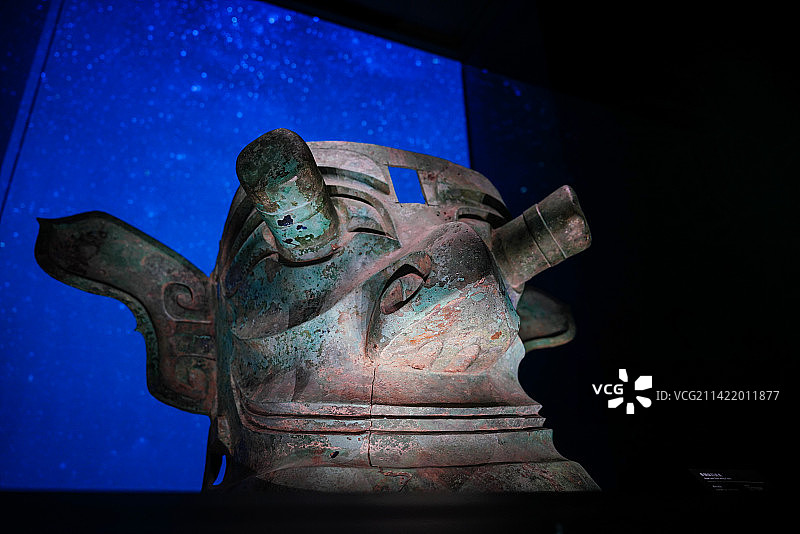 三星堆博物馆青铜纵目面具侧面图片素材