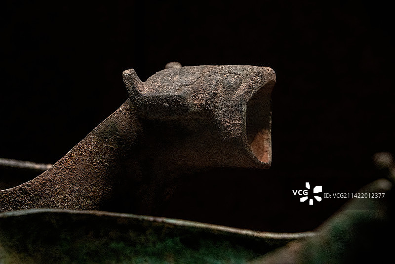 春秋战国时期青铜器，兽首铜匜图片素材