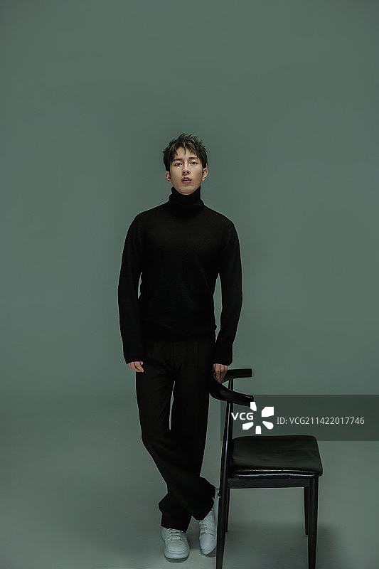 东方男性全身肖像 帅哥型男图片素材