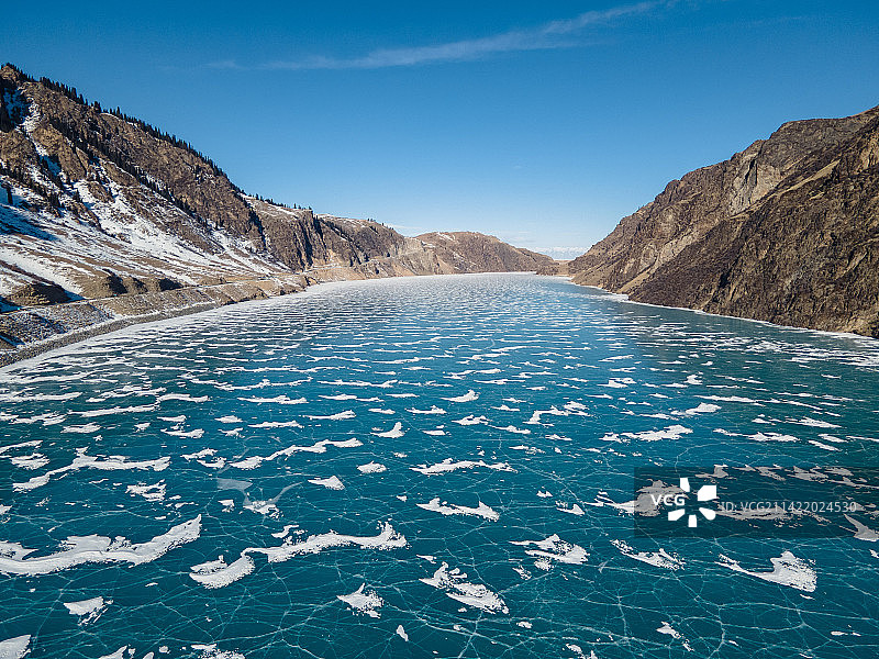 新疆伊犁昭苏玉湖景区冬季雪山冰面景观图片素材