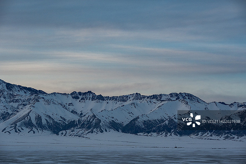 新疆赛里木湖冬季雪山冰封湖面景观图片素材