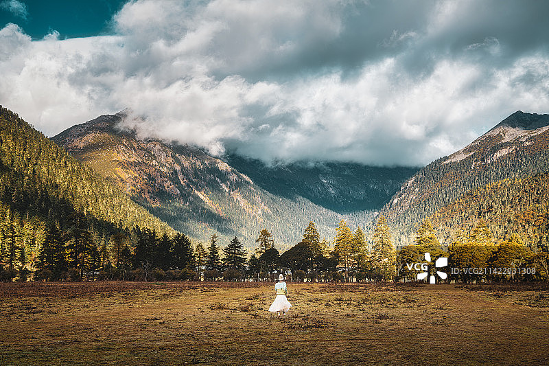 晴朗天气，四川川西甘孜九龙县伍须海风景区清晨日出，一个人奔跑于原始森林里图片素材