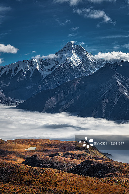 晴朗天气，四川川西甘孜子梅垭口贡嘎雪山观景台日出云海图片素材
