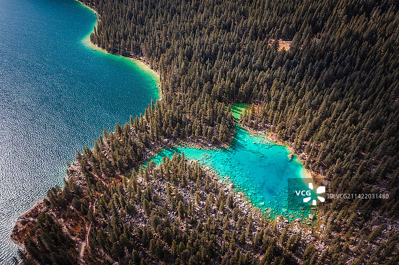 晴朗天气，四川川西甘孜州海子山下巴塘县措普沟森林公园措普湖图片素材