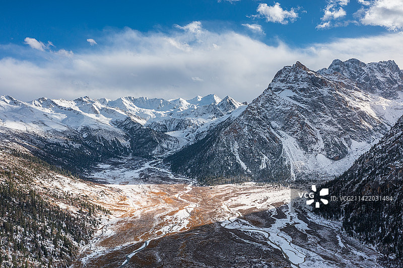 晴朗天气，冬季四川川西甘孜德格县玉龙拉错新路海，航拍雪山全景图片素材