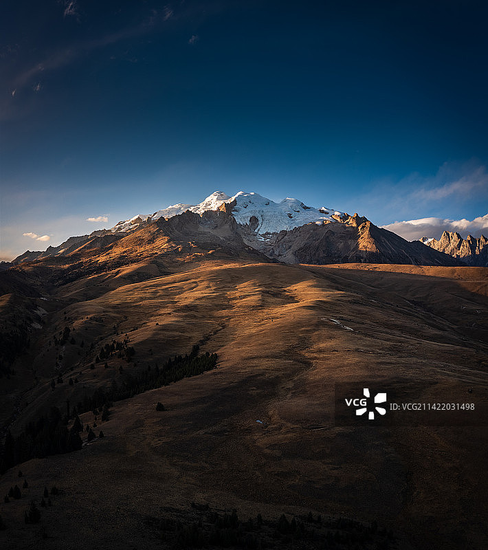 晴朗天气，秋冬四川川西甘孜理塘县格聂神山日落图片素材