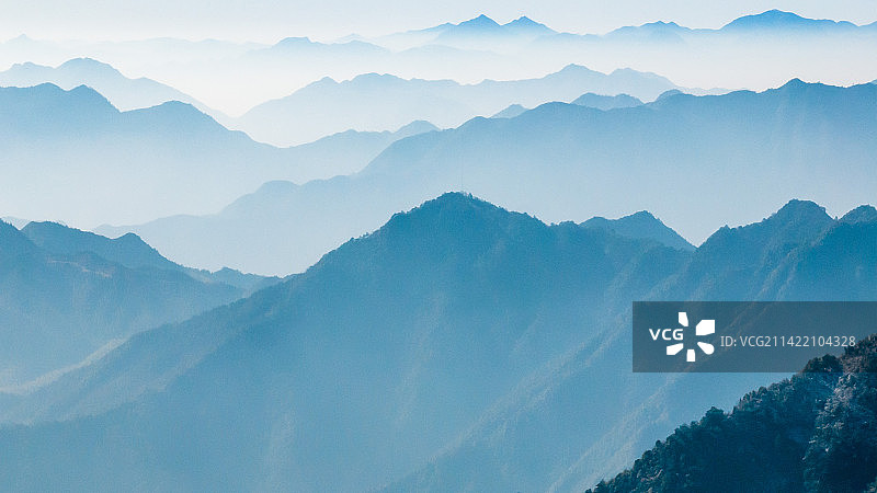 清晨时分高山长焦轮廓图片素材