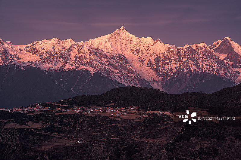 冬季日出前，德钦县，雾浓顶，梅里雪山，卡瓦格博峰图片素材