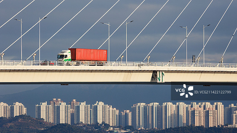城市斜拉桥上的一辆货柜车图片素材