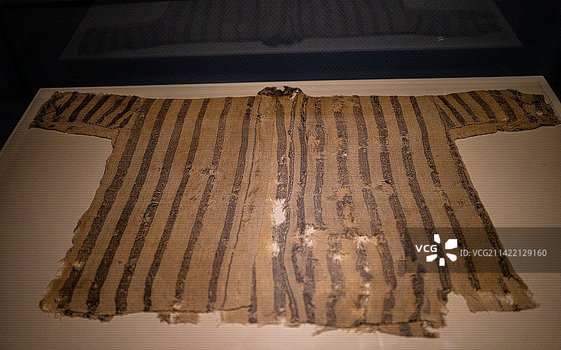 新疆博物馆 古代布料 衣物 纺织品 饰品 铜镜图片素材
