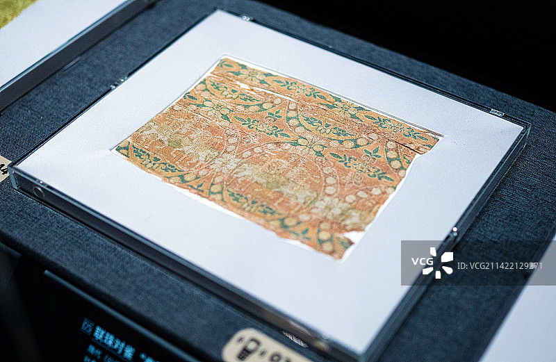 新疆博物馆 古代布料 衣物 纺织品 饰品 铜镜图片素材