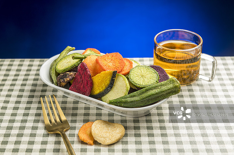 一盘蔬菜干蔬菜脆摆放在桌面上特写图片素材