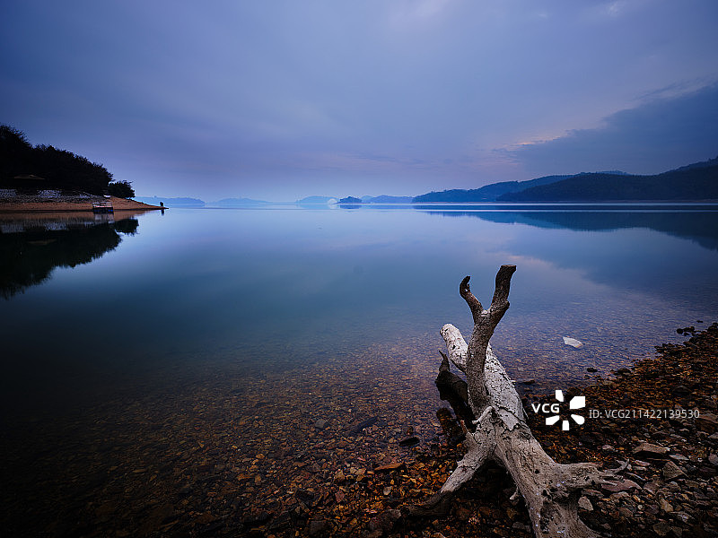 天目湖清晨平静的湖面图片素材