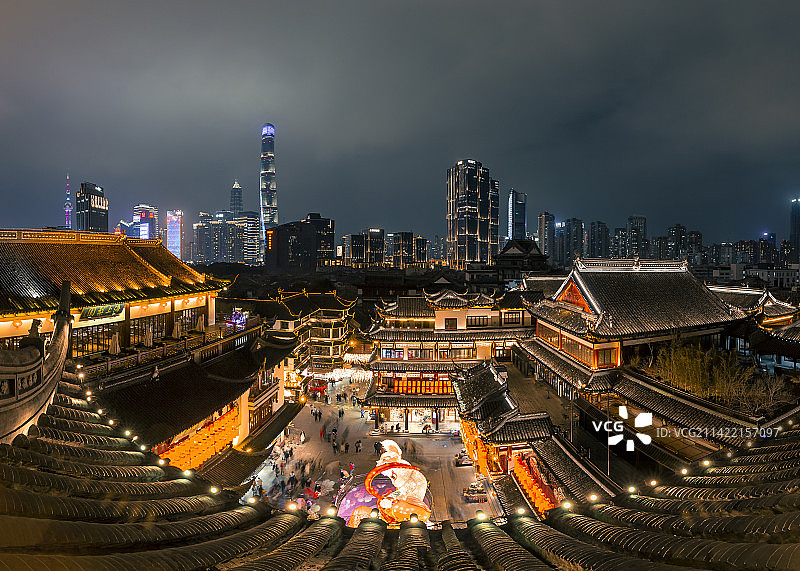兔年上海豫园的元宵灯会和陆家嘴建筑的夜景图片素材