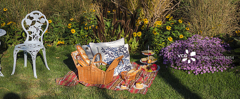 花园草坪上休闲椅图片素材