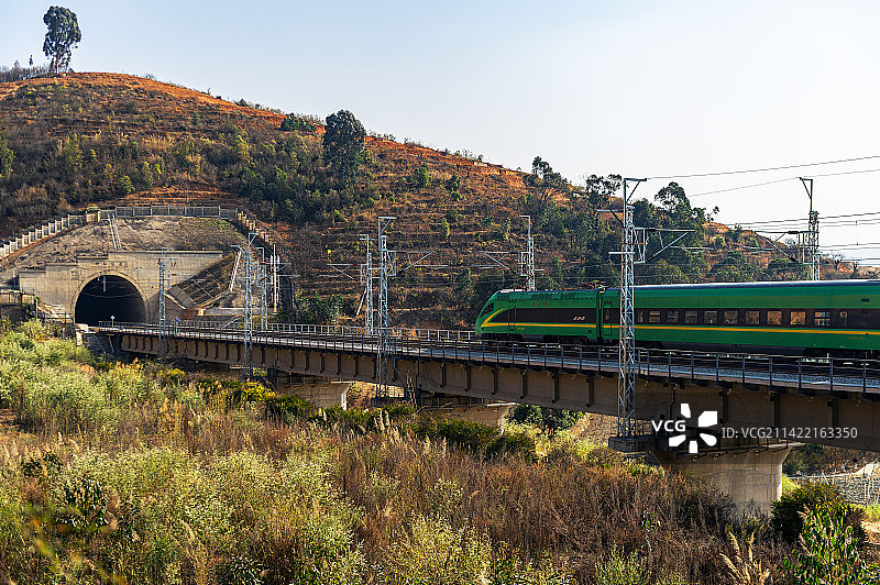 中老铁路上的高铁开到家门口来啦图片素材