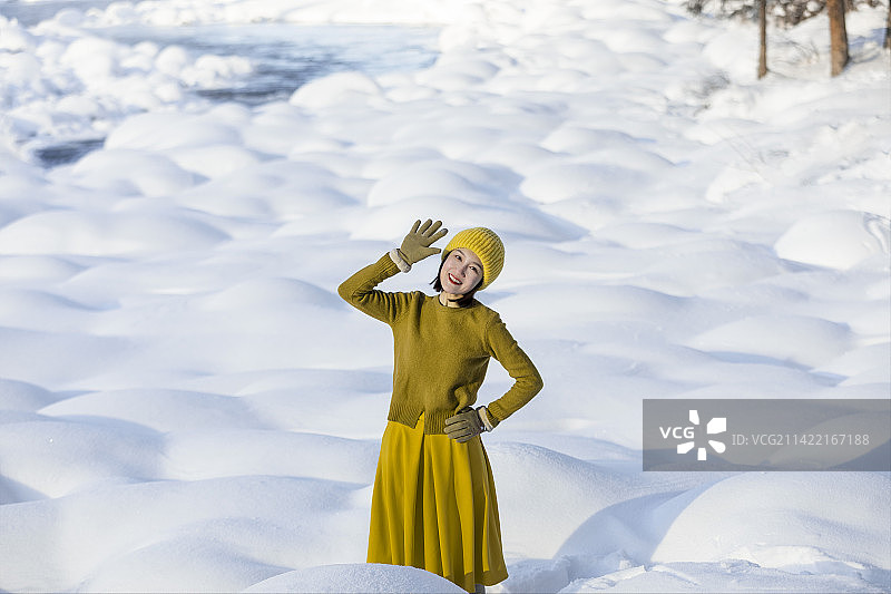 站在雪地上的女人的全身图片素材